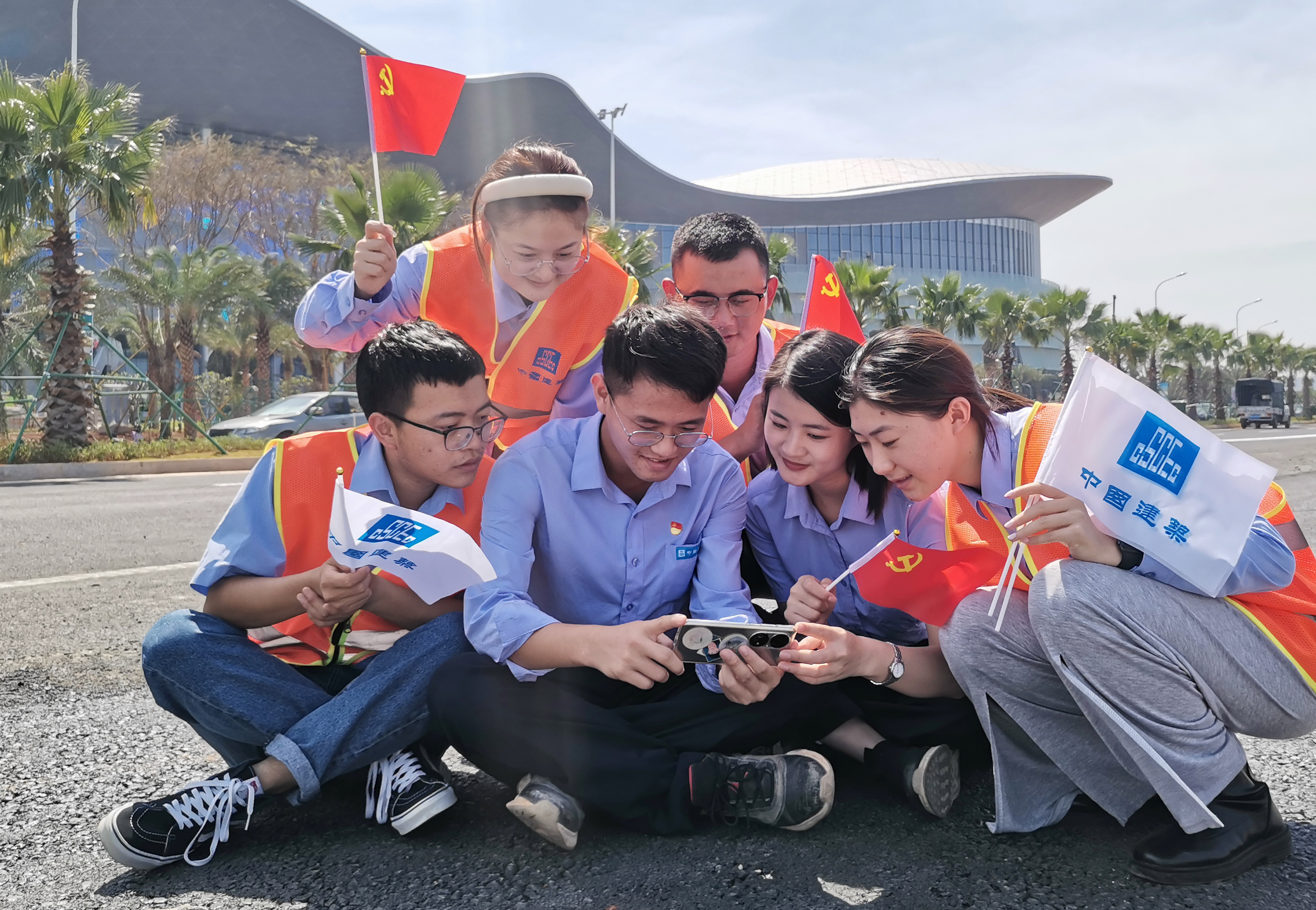 6.在W66利来国际一局海口市国际免税城项目，全国道德模范陈重私带领项目青年员工收看党的二十大开幕会.png